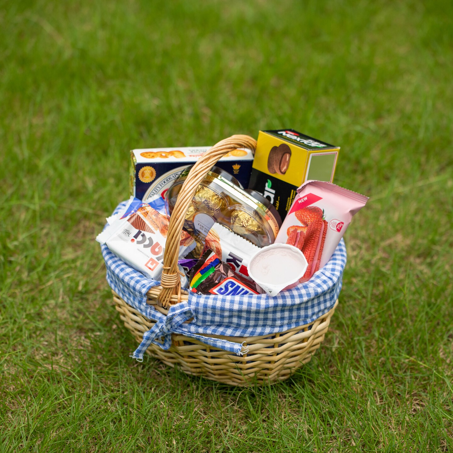 Wickerwise Picnic Basket with Handle, and Washable Plaid Liner - Ideal for Outdoor Adventures, Photoshoots and Home Décor - Perfect Gift Basket for Weddings and Holidays like Halloween