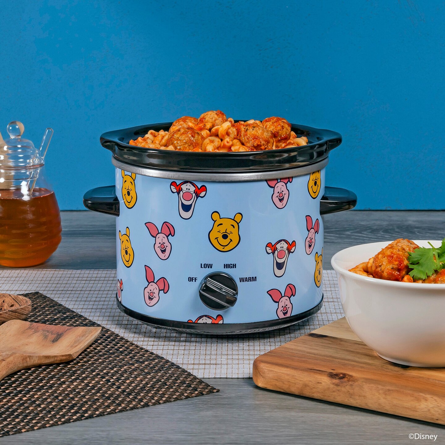 Uncanny Brands Disney Winnie the Pooh and Friends 2-Qt Slow Cooker