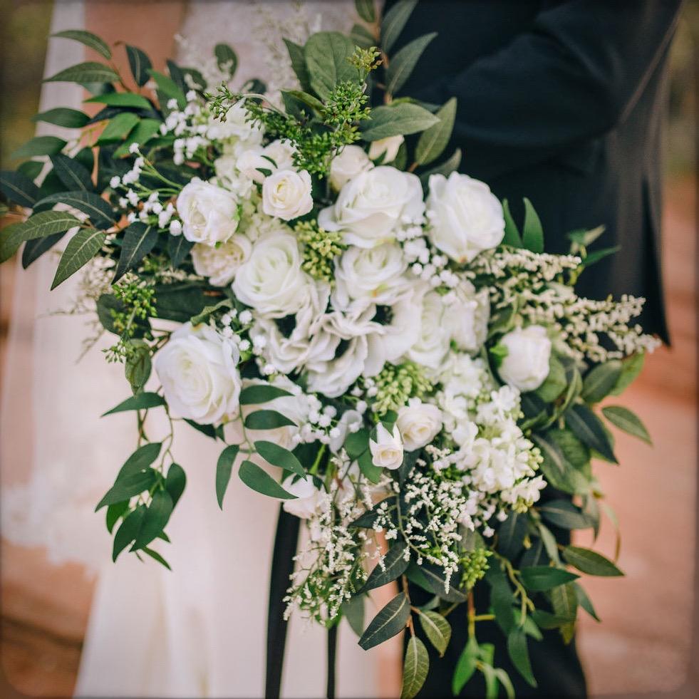 12 pcs Artificial White Roses, Silk Roses with Stems Realistic Fake Rose Flower Bouquet for Wedding Arrangement Centerpieces Party Home Table Decorations