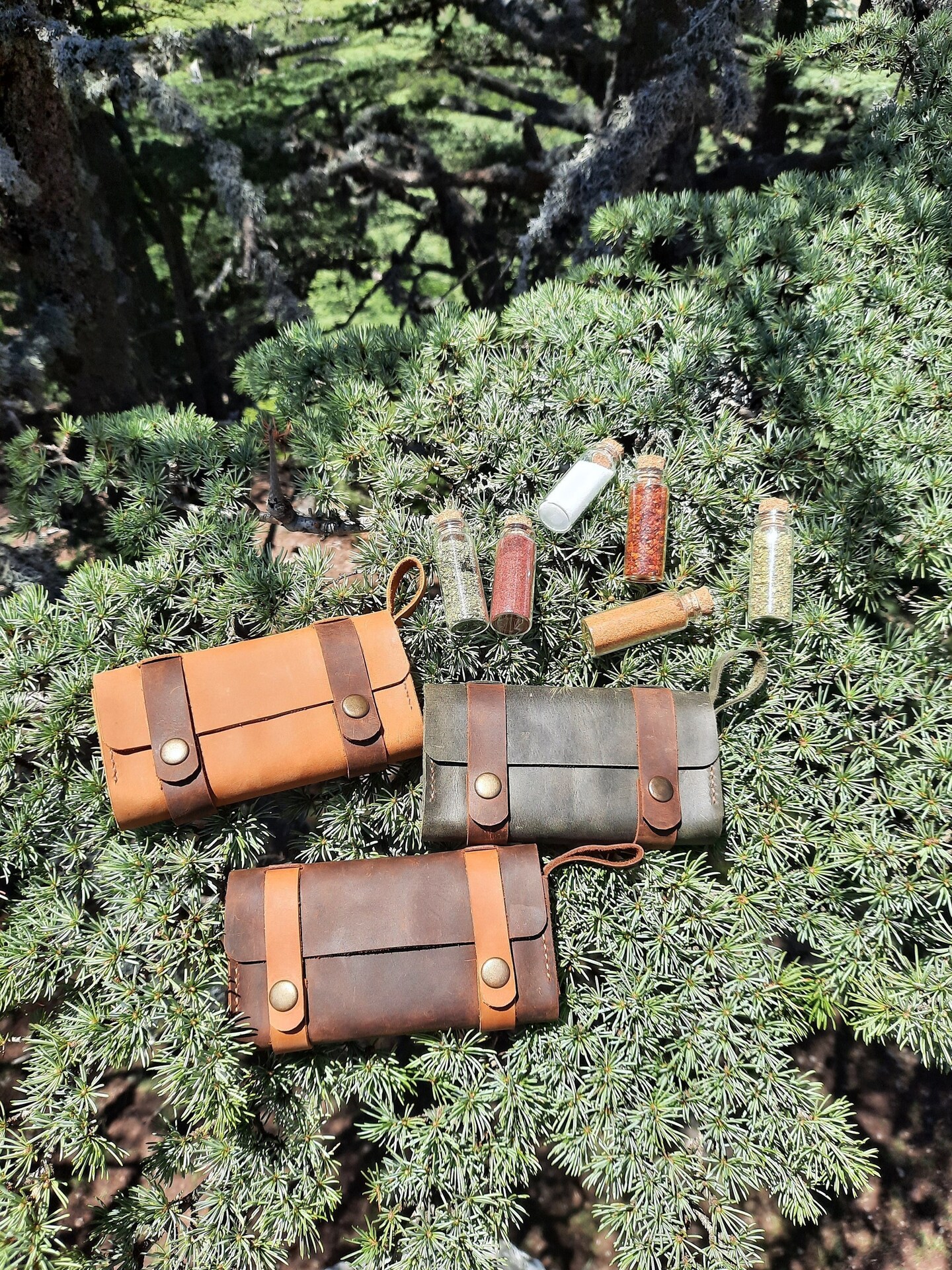6 Bottle Bushcraft Spice Kit, Camping Spice Set, Premium Leather Spice