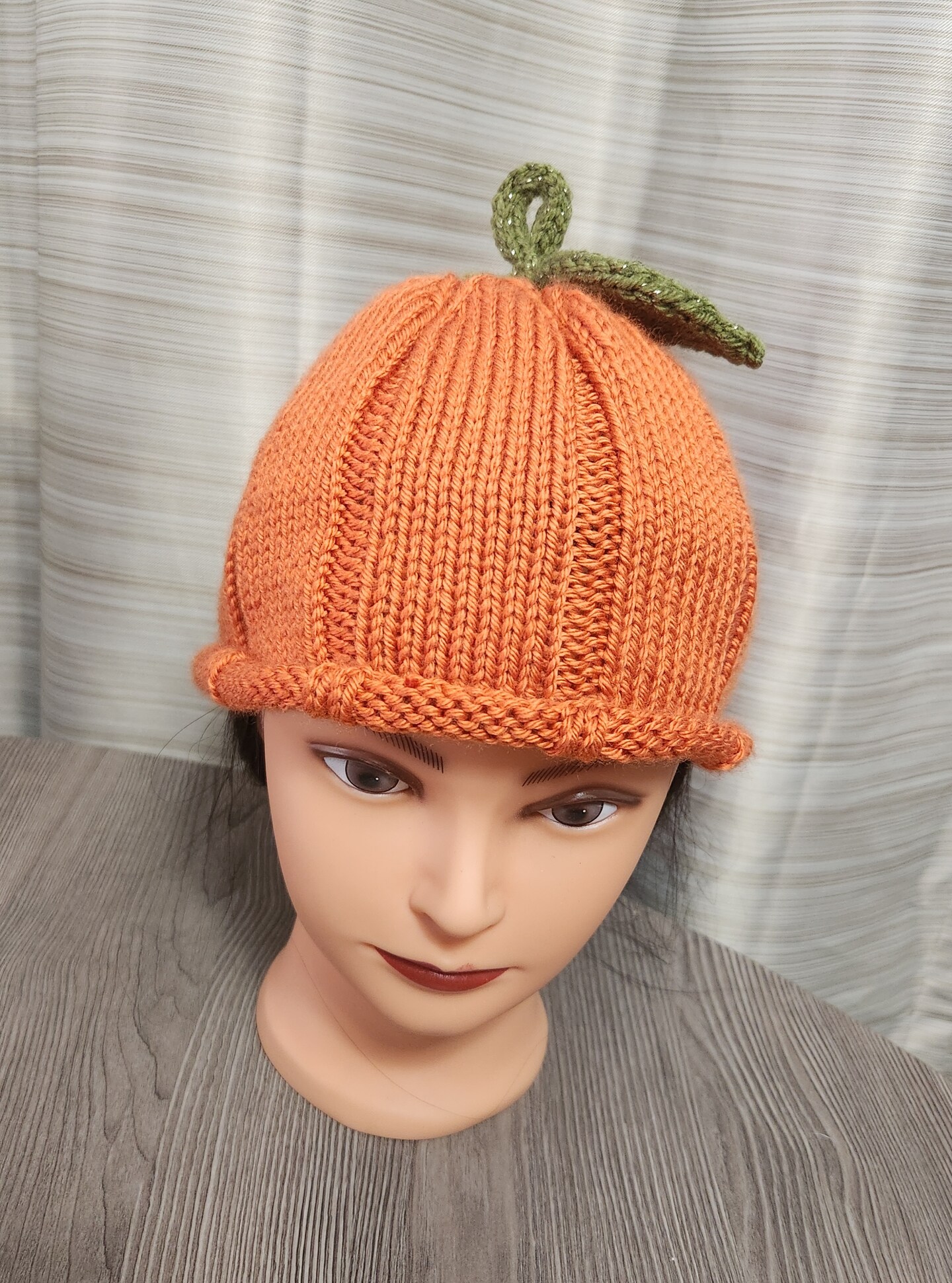 Pumpkin hat with leaf and stem | MakerPlace by Michaels display picture 1