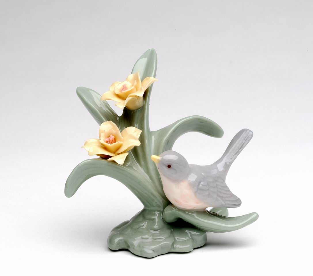 Ceramic Mini Robin Bird With Daffodil Flower Figurine, Home Décor, Gift for Her, Mom, Kitchen Décor, Birdwatcher Gift, Vintage Decor