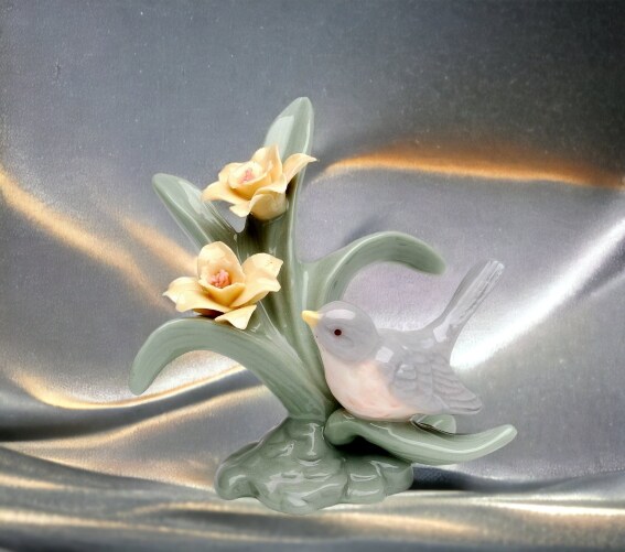 Ceramic Mini Robin Bird With Daffodil Flower Figurine, Home Décor, Gift for Her, Mom, Kitchen Décor, Birdwatcher Gift, Vintage Decor