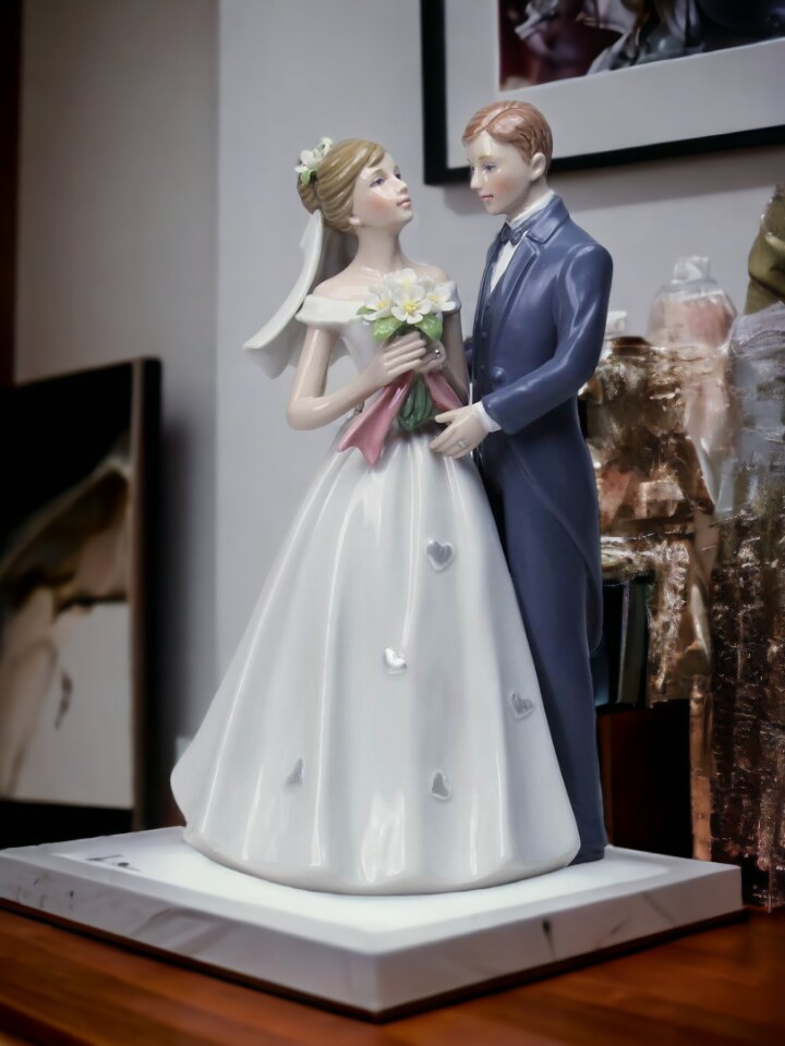 Ceramic Classic Bride & Groom Figurine, Wedding Décor, Wedding Gift, Wedding Favor, Anniversary Décor, Anniversary Gift, Home Décor