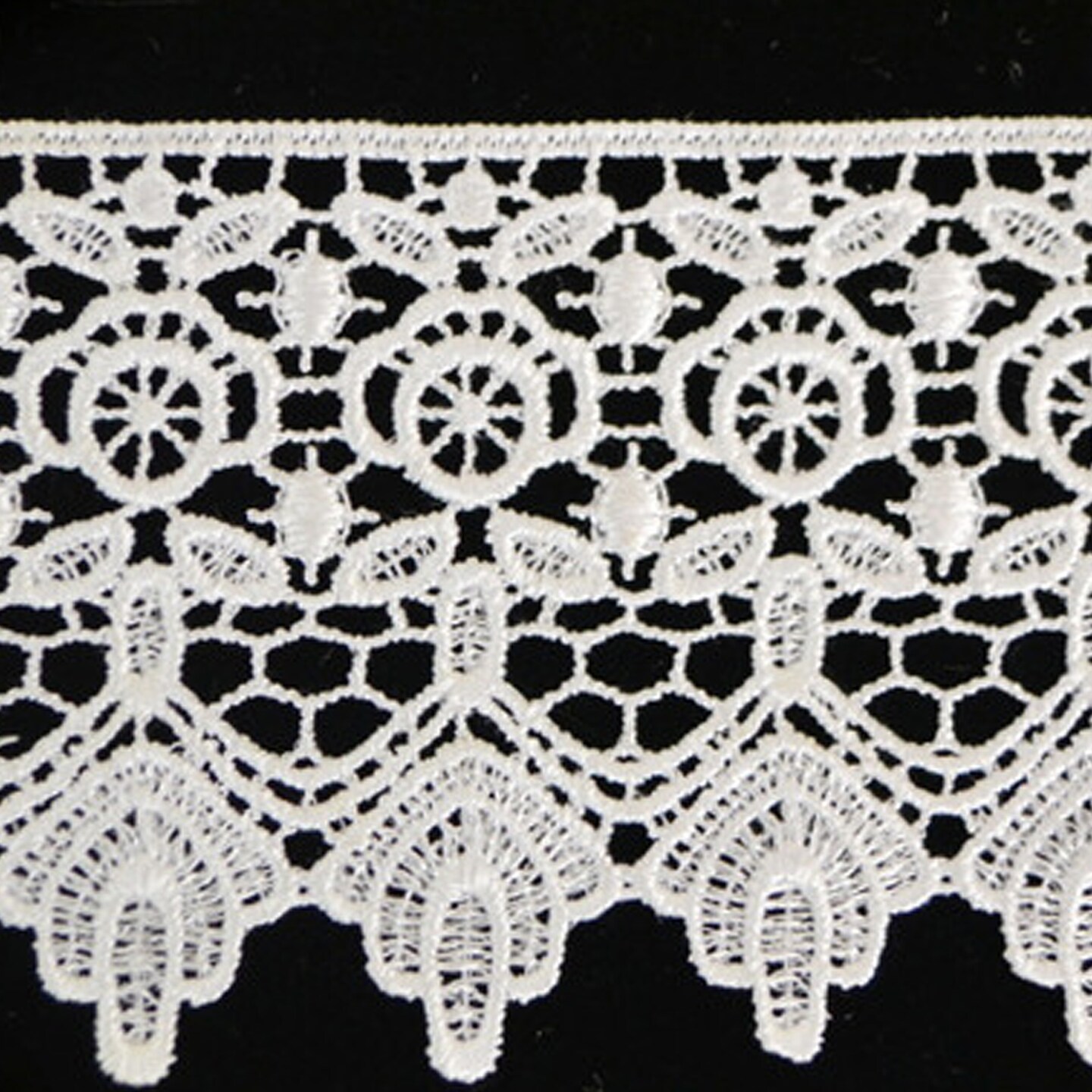 3.5&#x22; x 15 Yards White Venice Lace Trim