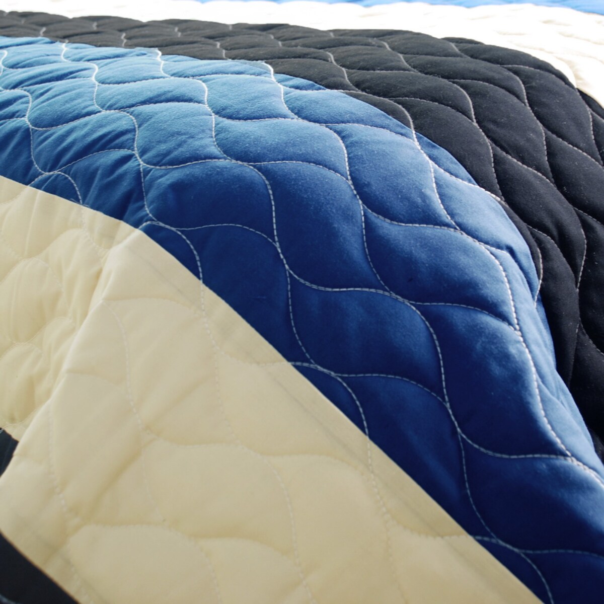 2-Piece Reversible Vermicelli Quilted Patchwork Twin Quilt Set Year-Round Comfort with Zippered Sham