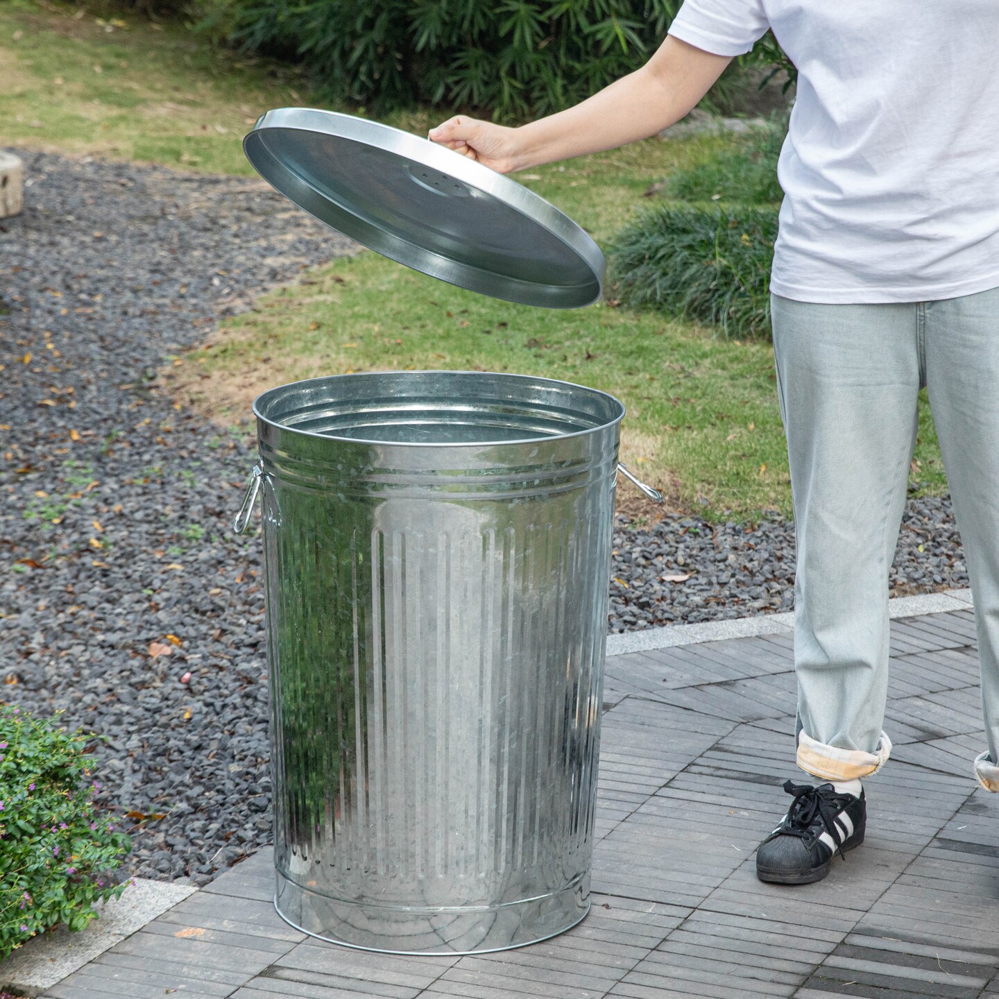 Gardenised Round Galvanized Steel, Trash Can with Lid - Durable Metal Bucket for Backyard, Lawn, Garden and Yard Use - Weather-Resistant Garbage Can for Indoor and Outdoor