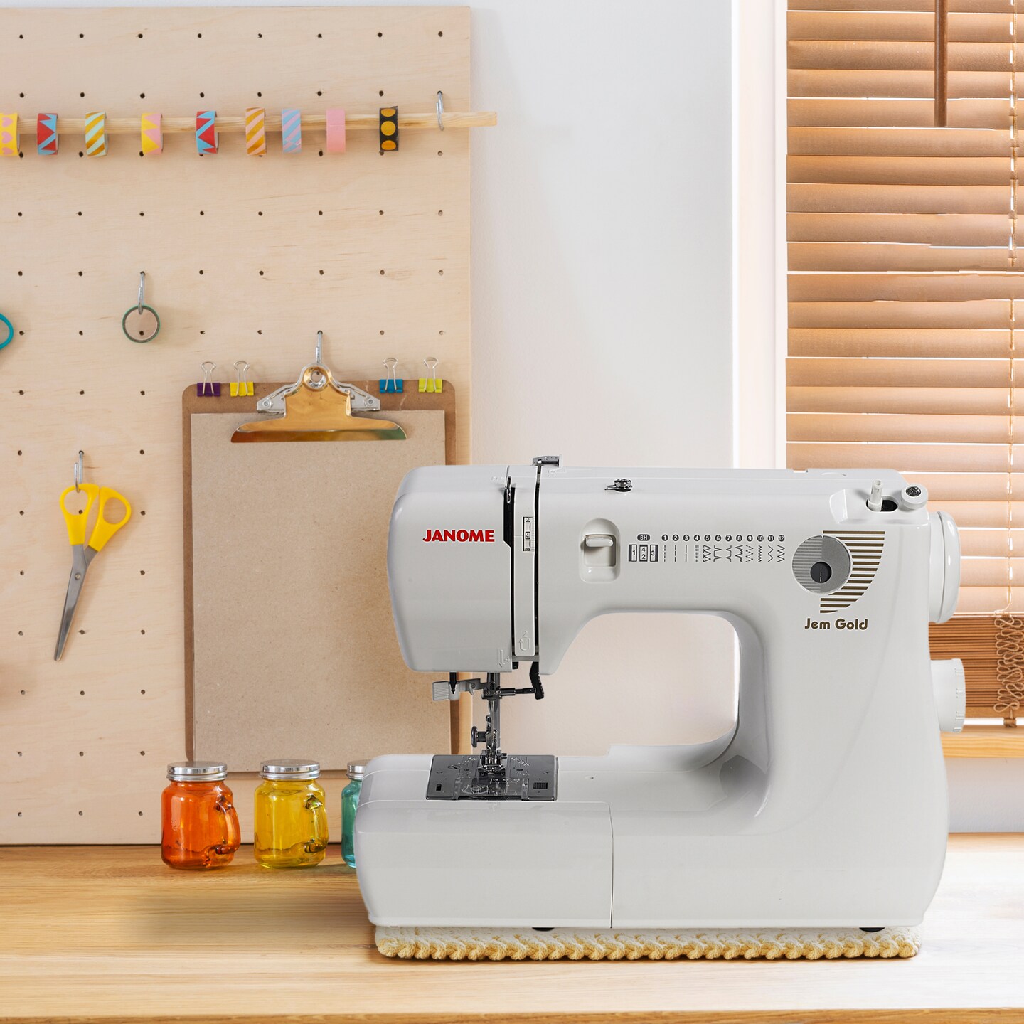 Janome Jem Gold 660 Mechanical Sewing Machine