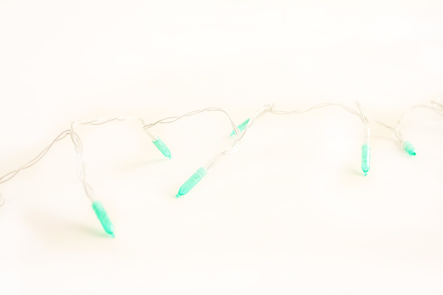 Perfect Holiday 20 LED M5 STRING LIGHTS,4" BULB SPACING,12" LEAD WIRE, W/3AA INDOOR BATTERY BOX