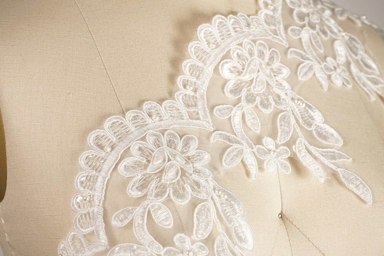 1 Yard Ivory Bridal Lace Trim with Beaded Rose Design and Scalloped Leaf Edges 6 Inch