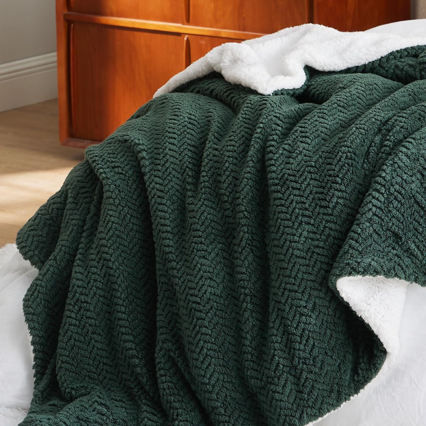 Sherpa Throw Blanket for Couch - Herringbone Fleece Thick Warm Blanket for Winter, Fuzzy Soft Cozy Dark Green Christmas Blanket Gift, 50x60 Inches