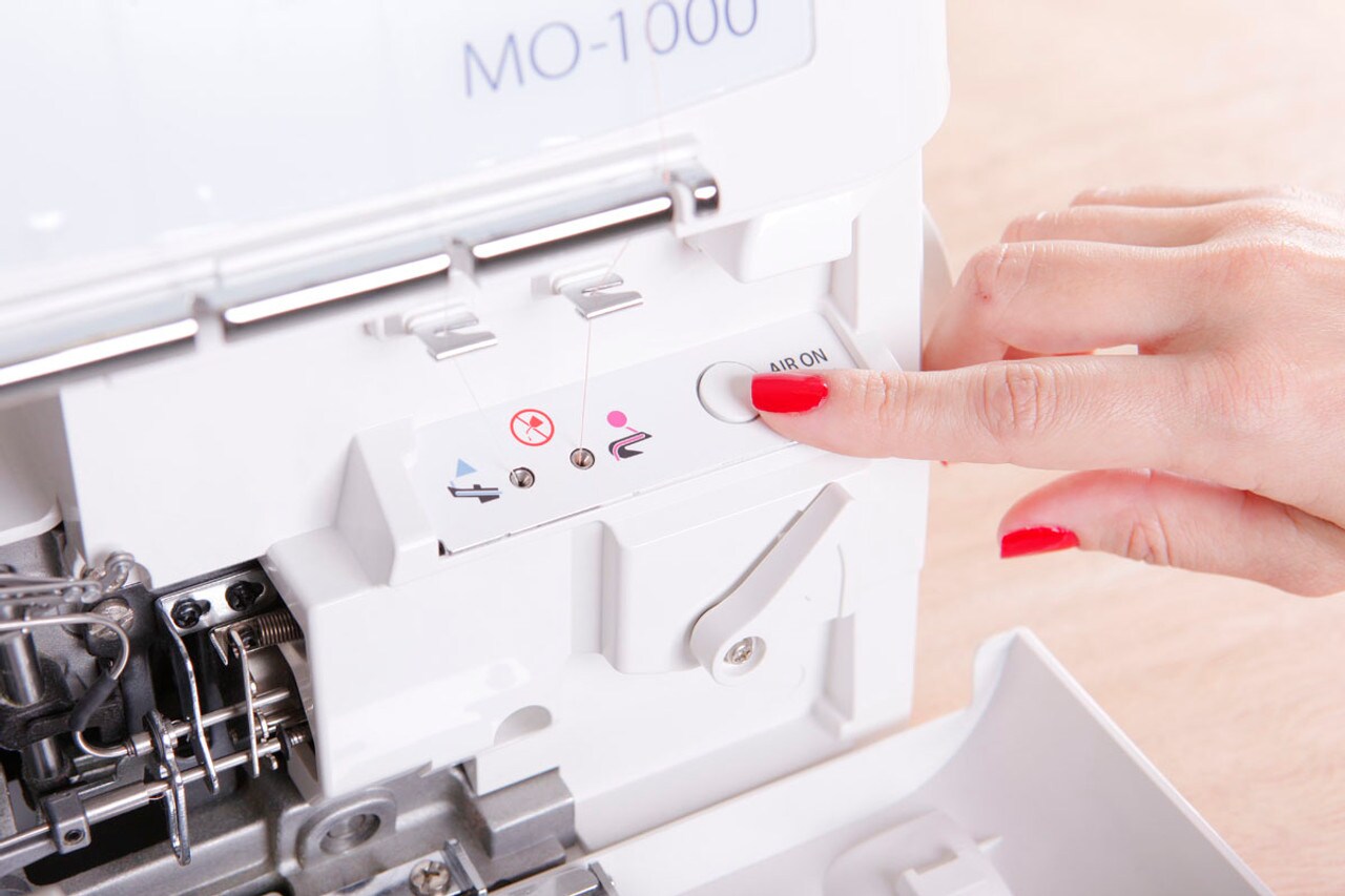 JUKI MO-1000 2/3/4 Thread Serger Machine with Air Supported Threading