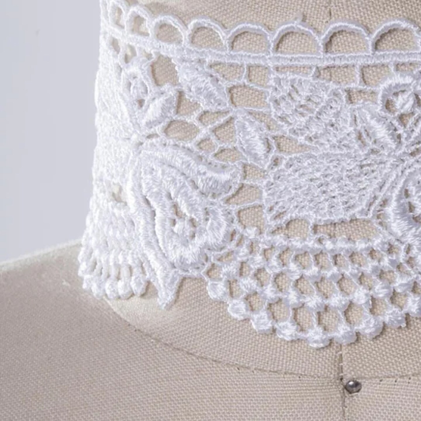 1 Yard White Rose Motif Venice Lace Trim with Rough Scalloped Edges for Elegant Sewing Projects 2.75 Inch Wide