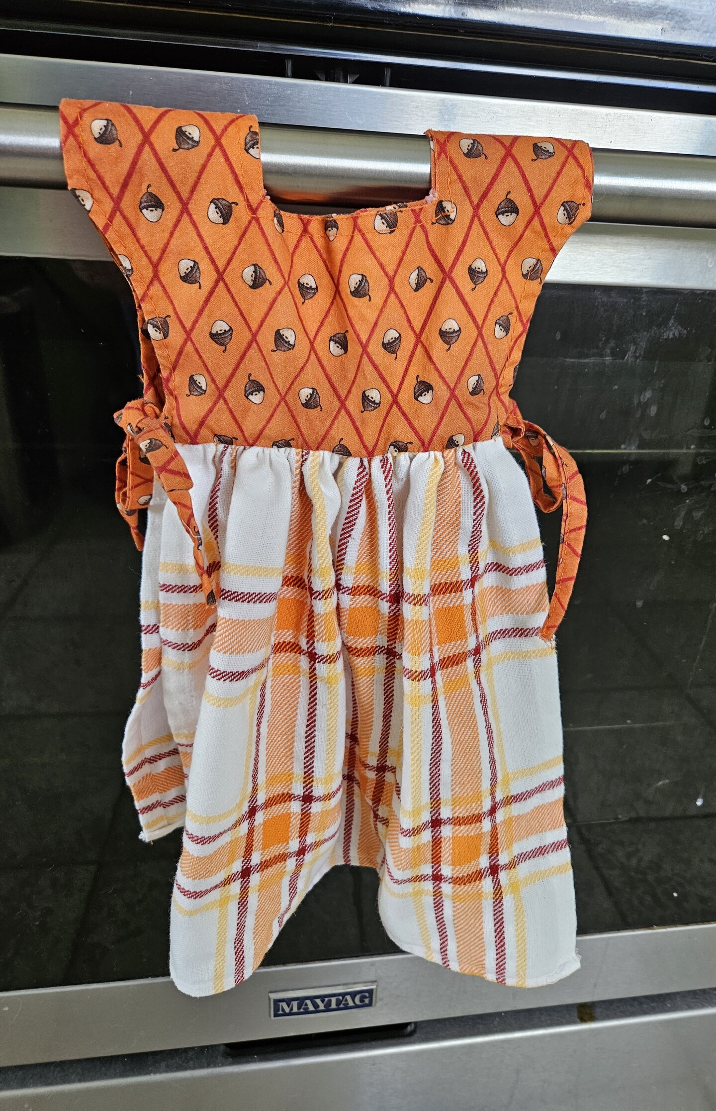 Dress your stove tea towel | MakerPlace by Michaels