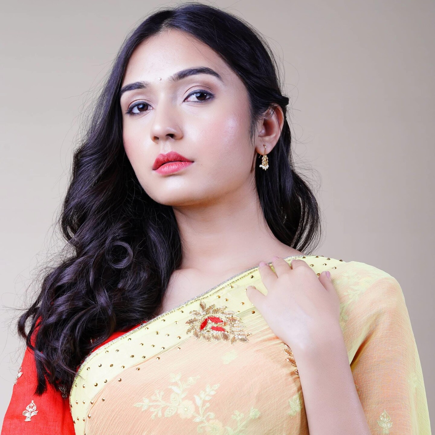 Boho Vintage Flower Earrings for Women - Faux Pearl Round Flower Leverback Earrings Beaded Floral Dangle Drop Earrings with Gold Platting Indian Jewelry for Bride Birthday Gift for Her