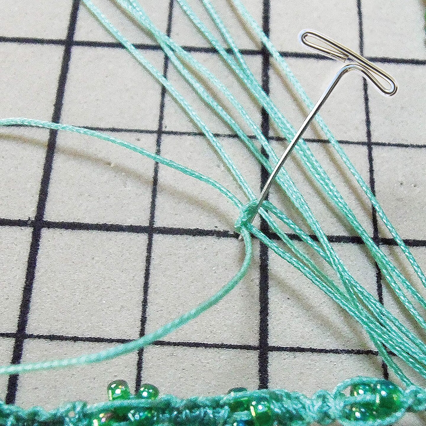 The Beadsmith T-pins, 1 inch (27mm), Stainless Steel, 75 pins in a Plastic Box, Ideal for Wigs, Macrame and Sewing, Use for Blocking, Knitting, Modelling and Crafts