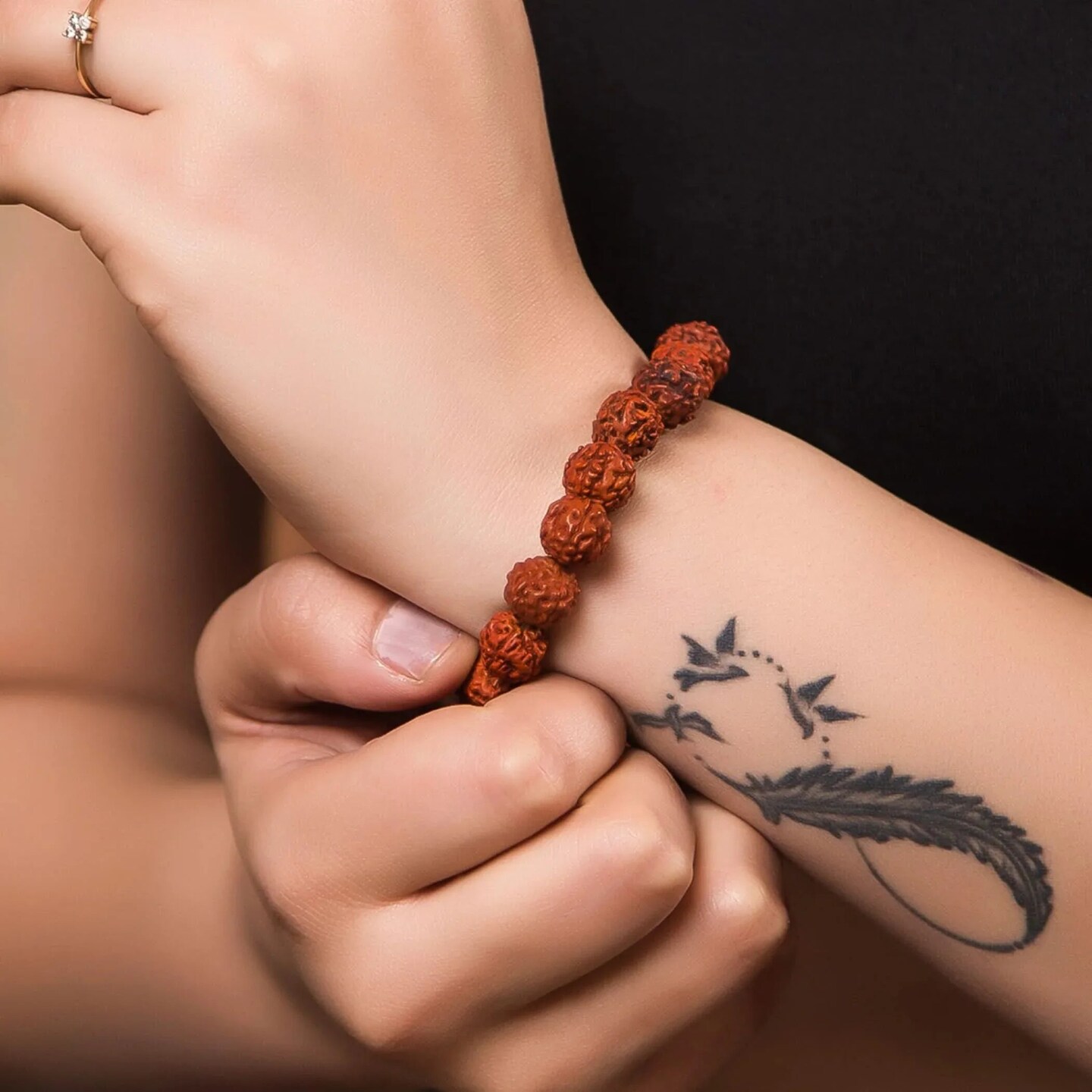 5 Mukhi Rudraksha Bracelet Suitable for Yoga, Meditation 5 Face Nepali Panchmukhi Rudraksh Natural Healing Round Bead Stretchable Elastic Bracelet Daily Fashion Wear Men (8.5 Mm)