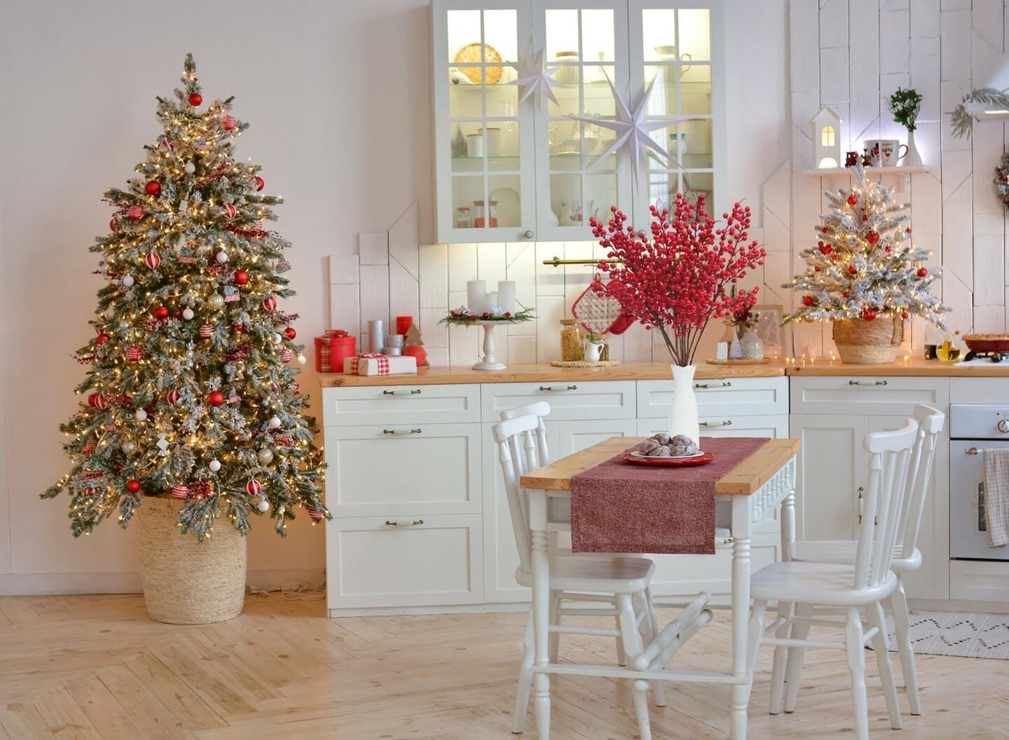 Long Christmas Red Berries Faux Red Berry Picks for Christmas Tree, Red Holly Berry Branches for Christmas Floral Arrangements Vase Decorations