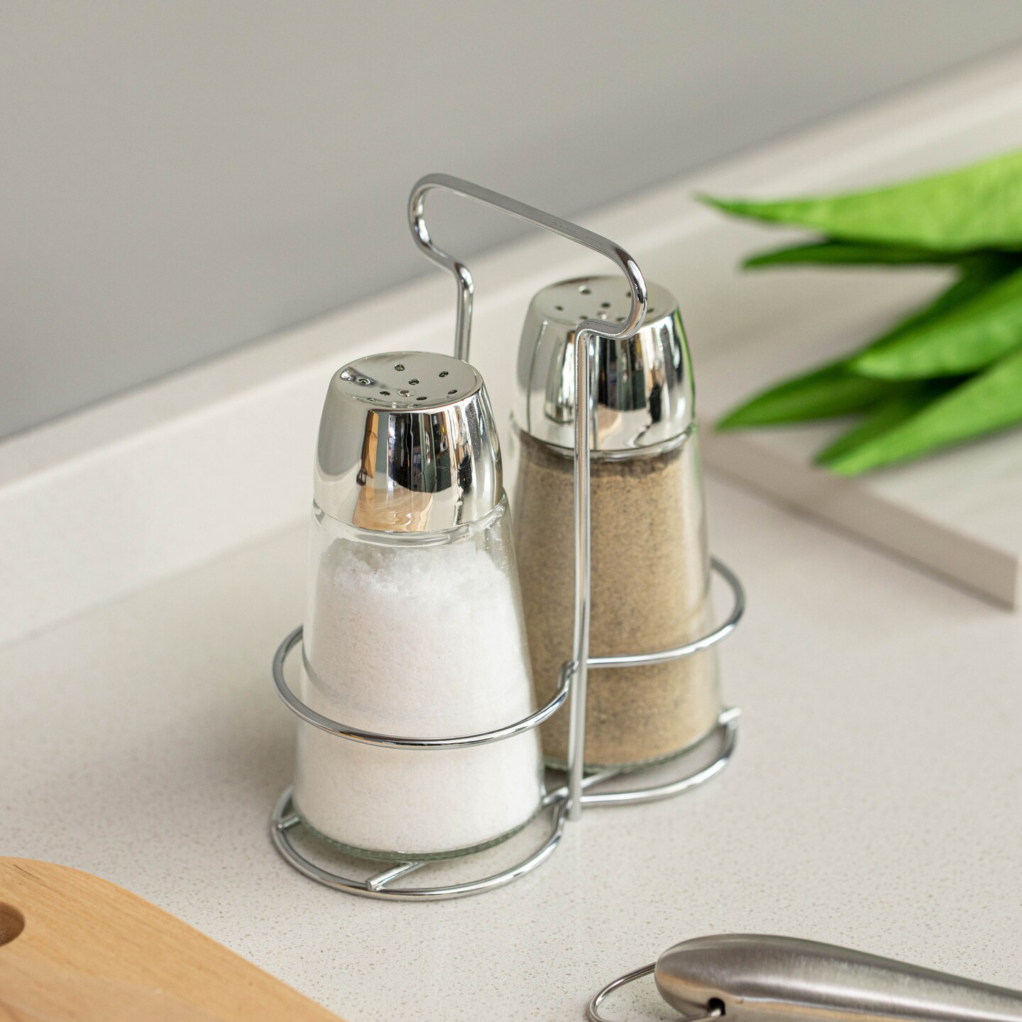 Basicwise Multifunctional Glass Salt and Pepper Shaker Set with Stainless Steel Holder - Perfect for Kitchen Counters, Kitchen Tables, Dining Tables, and Restaurants, Featuring a Refillable Design