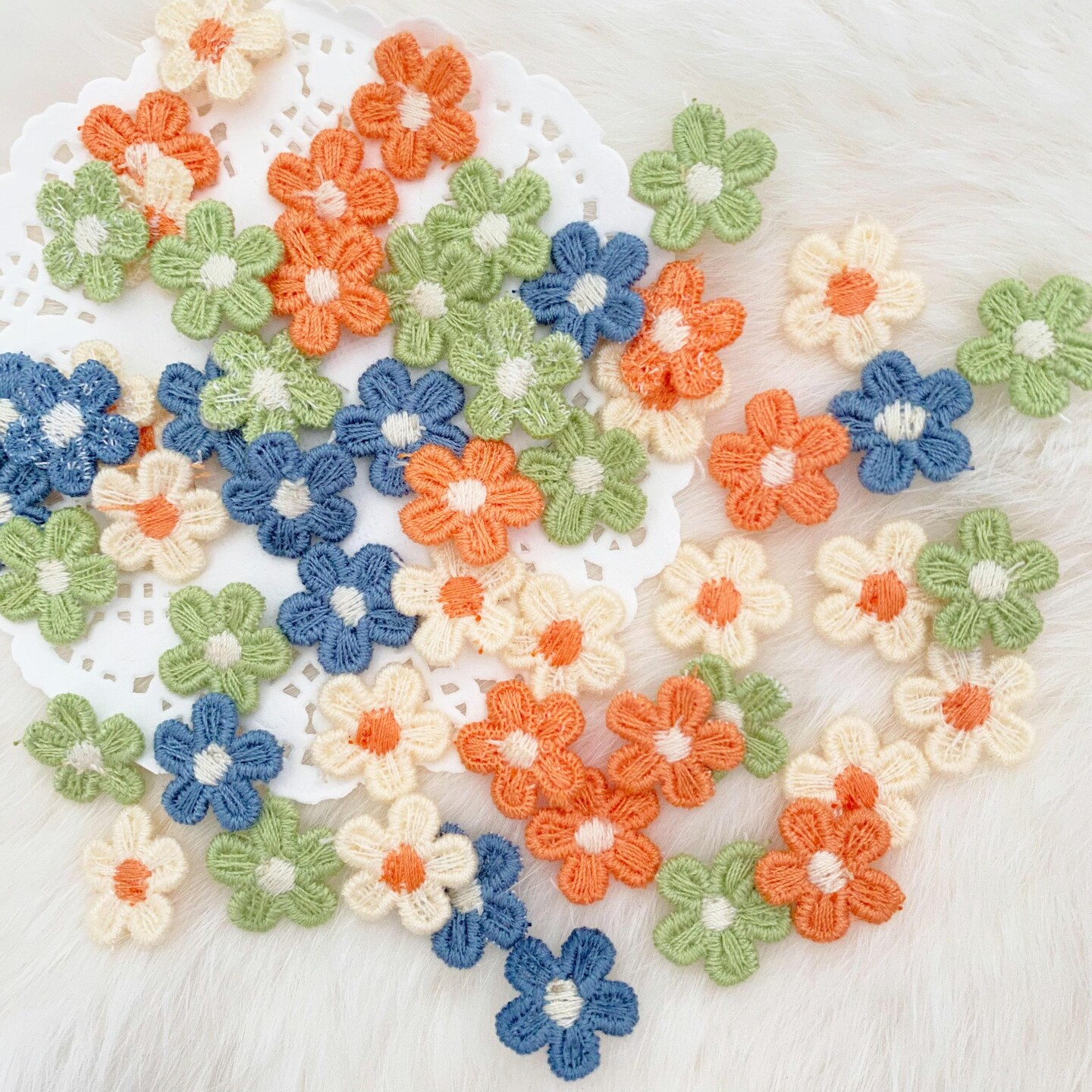 Assorted Mini Daisy 15mm 15pcs, Mix Colors Embroidery Applique Sew