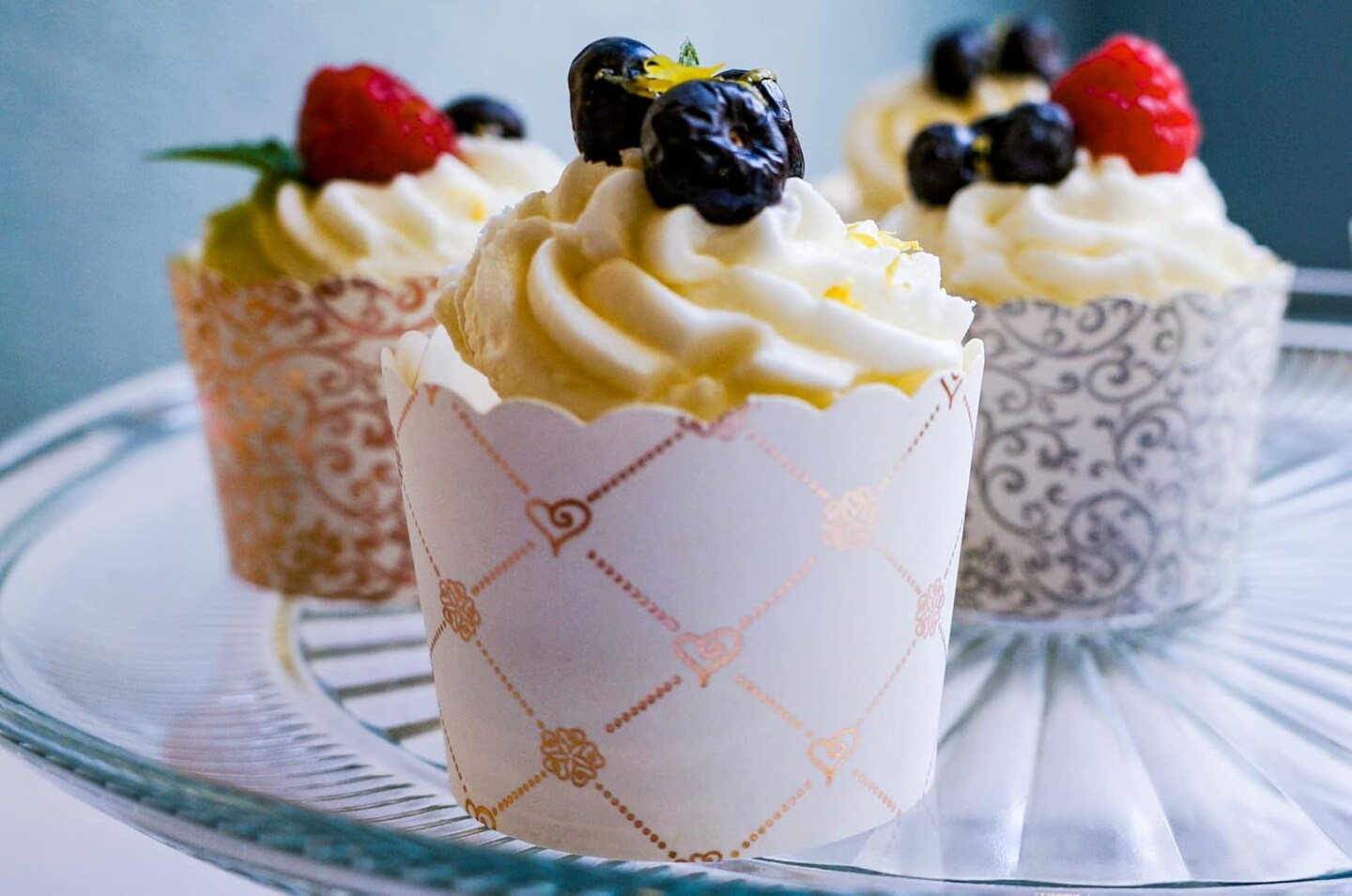 50-Pack Paper Baking Cups, Greaseproof Disposable Cupcake Muffin Liners (Large, Rose Gold Grid)