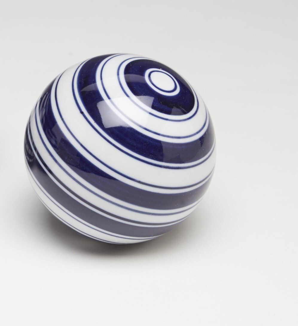 AA Importing 59876 Blue And White Porcelain Balls - Set Of 3