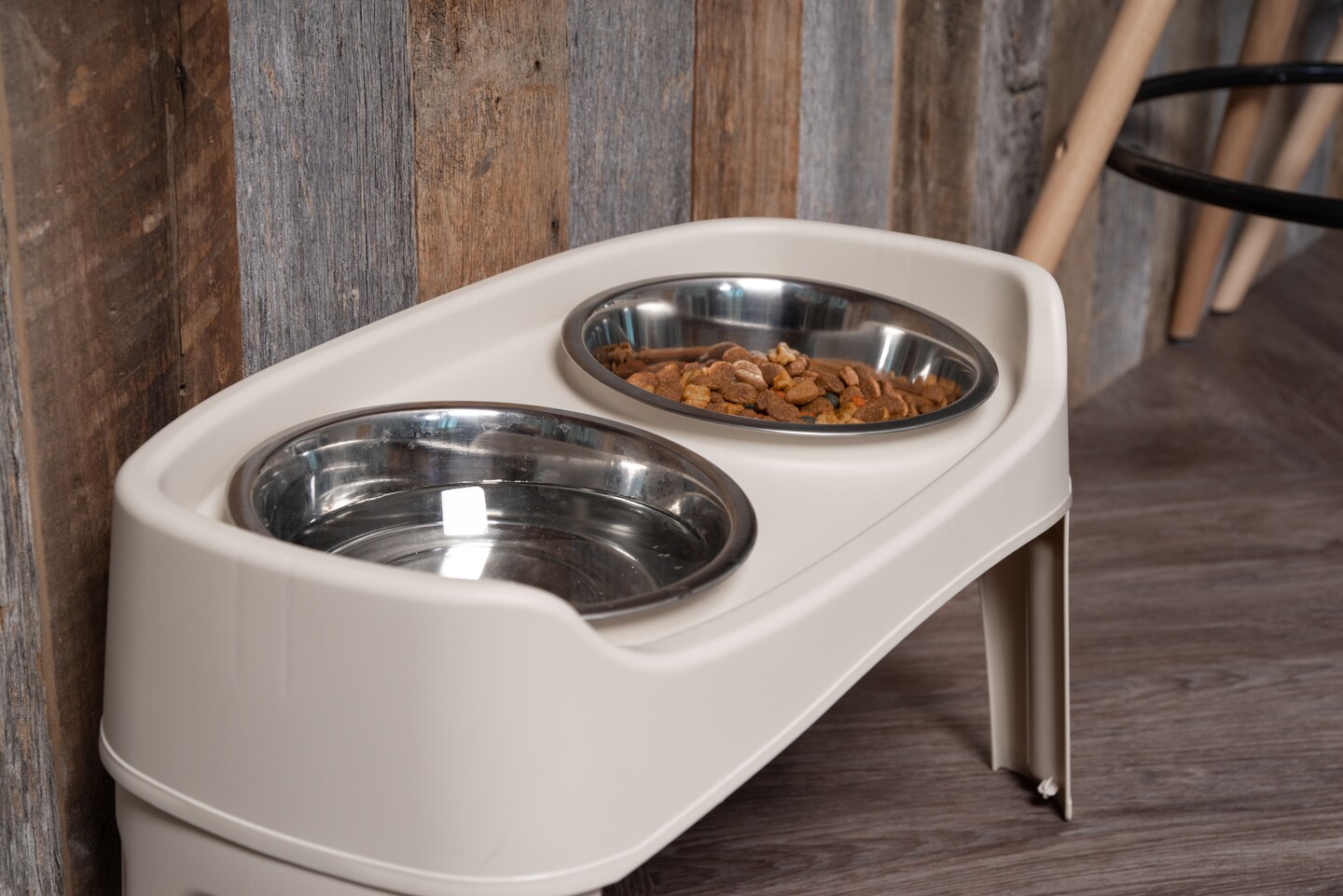 IRIS Large Plastic Elevated Feeder