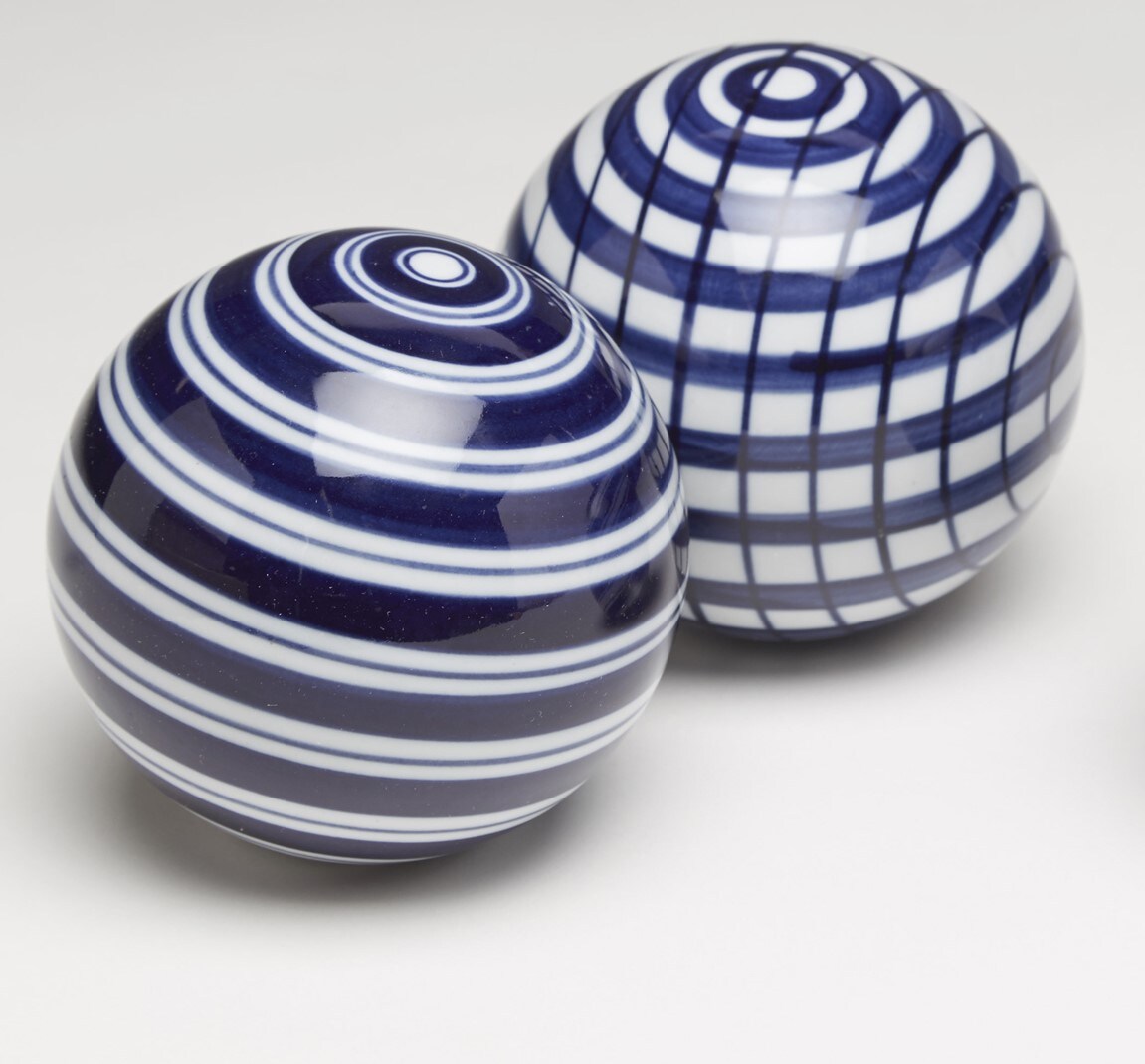AA Importing 59876 Blue And White Porcelain Balls - Set Of 3