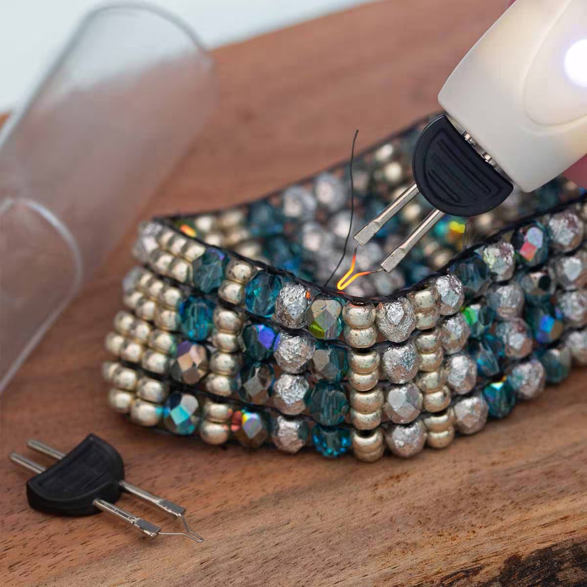 ThreadZap Rechargeable Craft Burner includes USB Cord & Replacement Tip. Max Temp: 600C/1112F