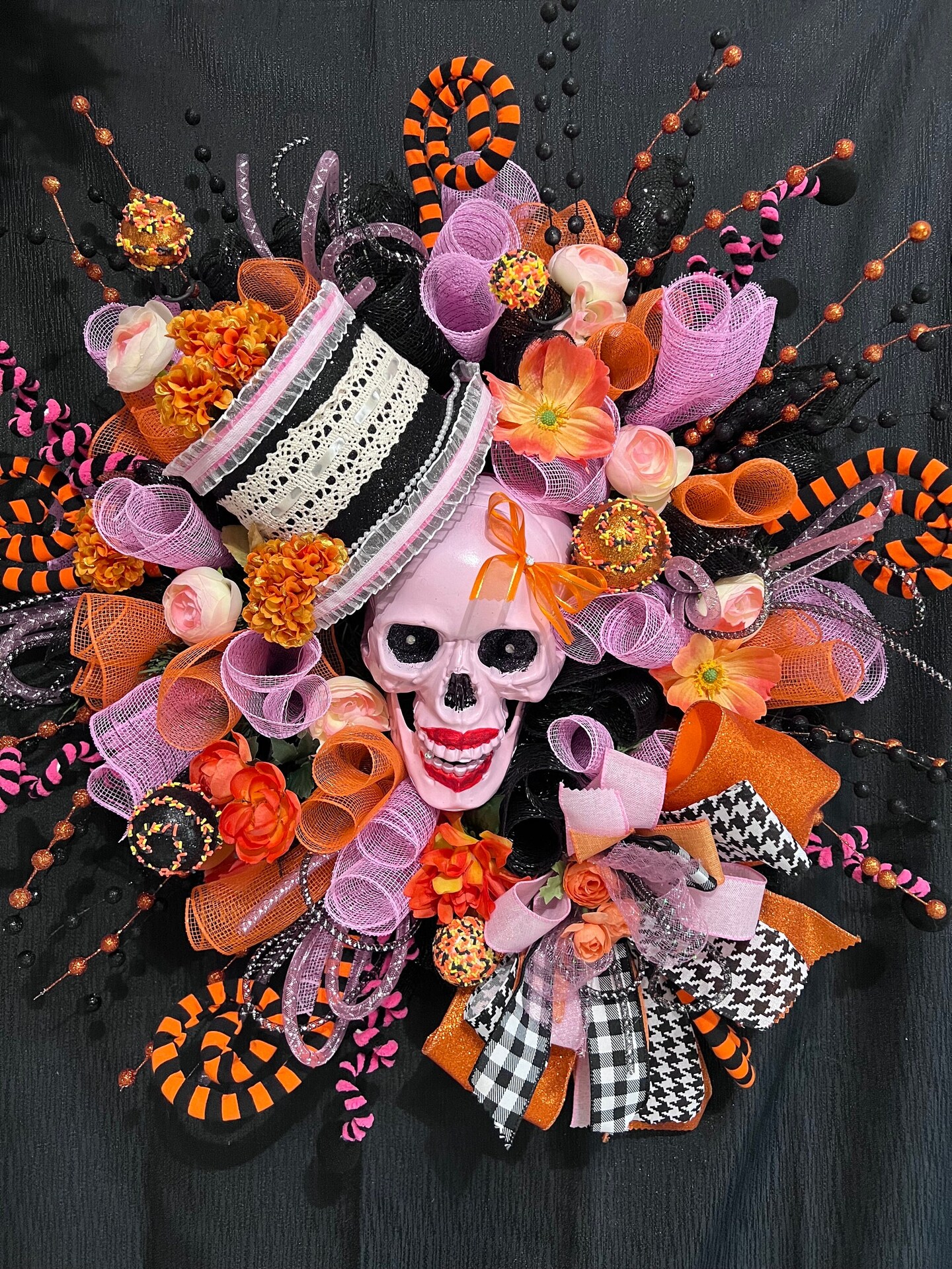 Whimsical Pink Skull Halloween Wreath – Gothic Glam Top Hat Door