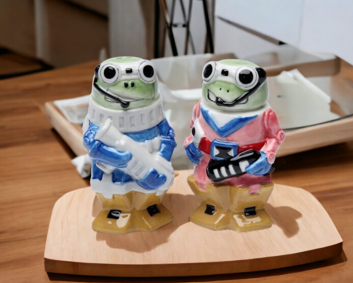 Ceramic Robot Frog Salt &#x26; Pepper Shakers, Home D&#xE9;cor, Gift for Her, Mom, Spring D&#xE9;cor, Cottagecore, Nature Lover Gift