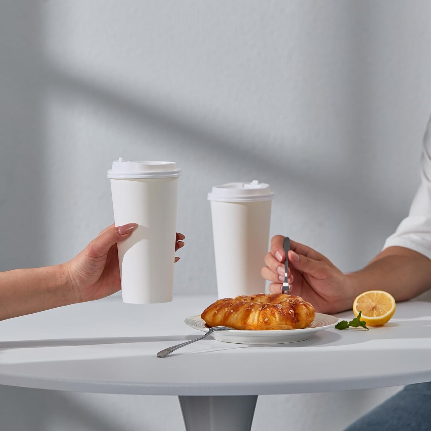100 Pack] 20 oz Paper Coffee Cups, Disposable Paper Coffee Cup with Lids, Hot/Cold Beverage Drinking Cup for Water, Juice or Tea, Suitable for Home, Shops and Cafes