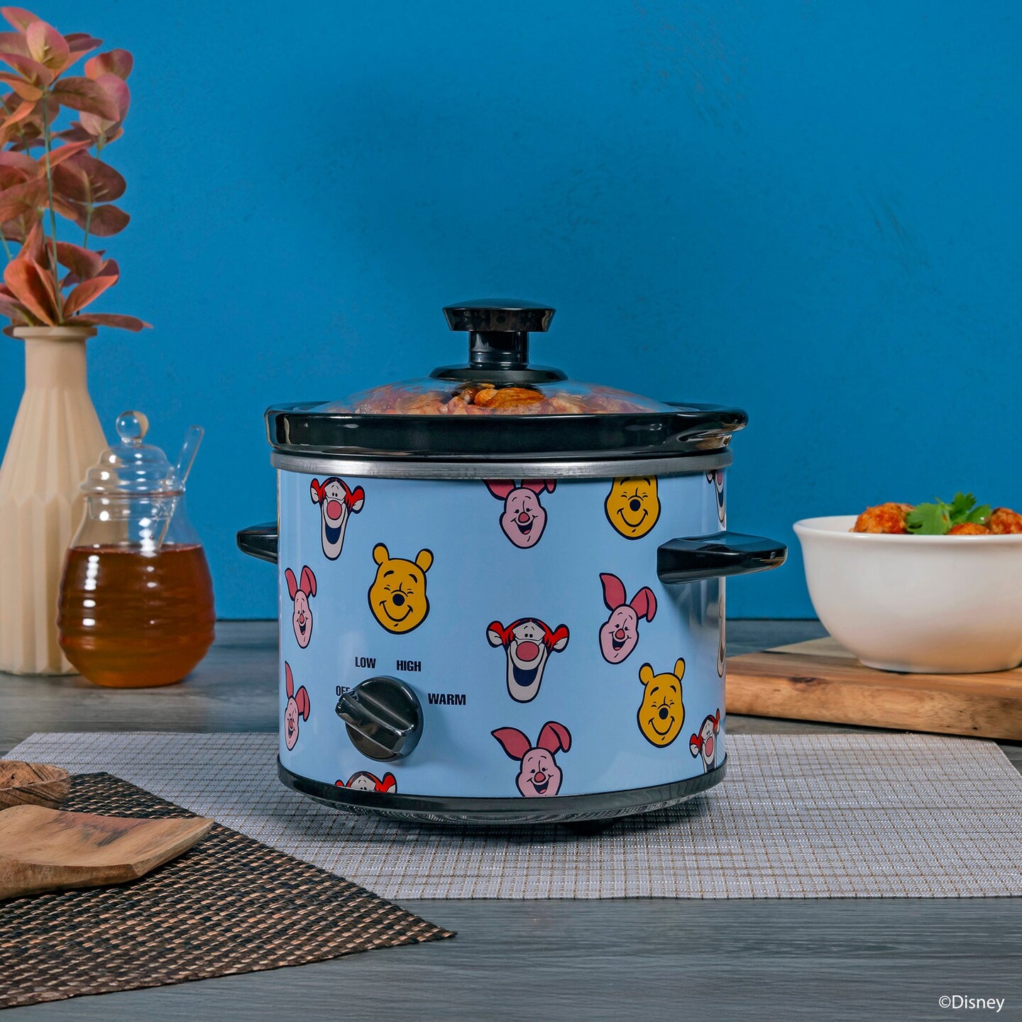 Uncanny Brands Disney Winnie the Pooh and Friends 2-Qt Slow Cooker