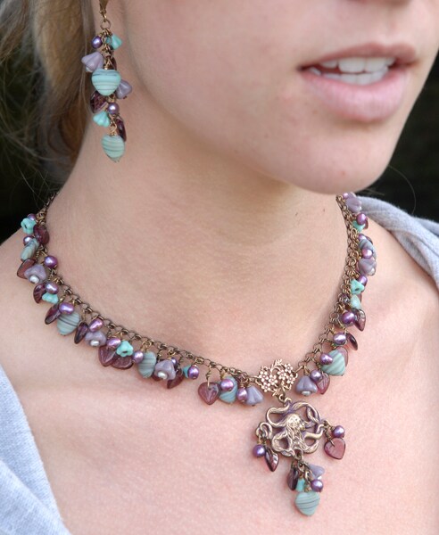 15x12mm Milky Teal Green with Gold Inlay Ivy Leaf Beads, 23-25 beads GB-LB32