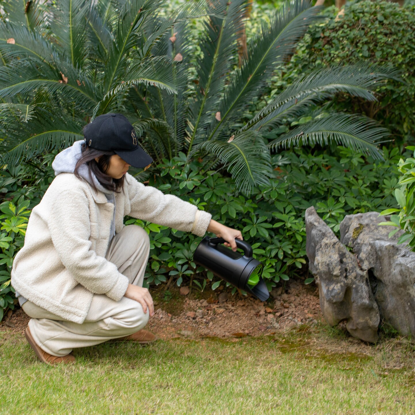 Gardenised Handheld Seed Spreader Versatile Lawn & Garden Tool Adjustable Shaker for Fertilizer Grass Seed Salt Ice Melt Deicer Growth Enhancer & Fish Feed Ideal for Landscaping Sports Fields & Yard