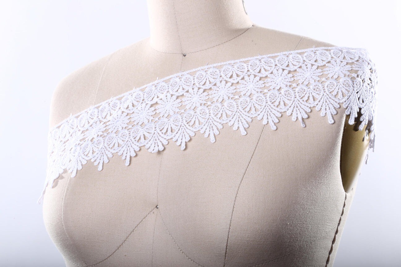 1 Yard Fabienne&#x27;s Ivory Venice Lace Trim With Flowers Hearts And Leaves 4&#x22; Wide