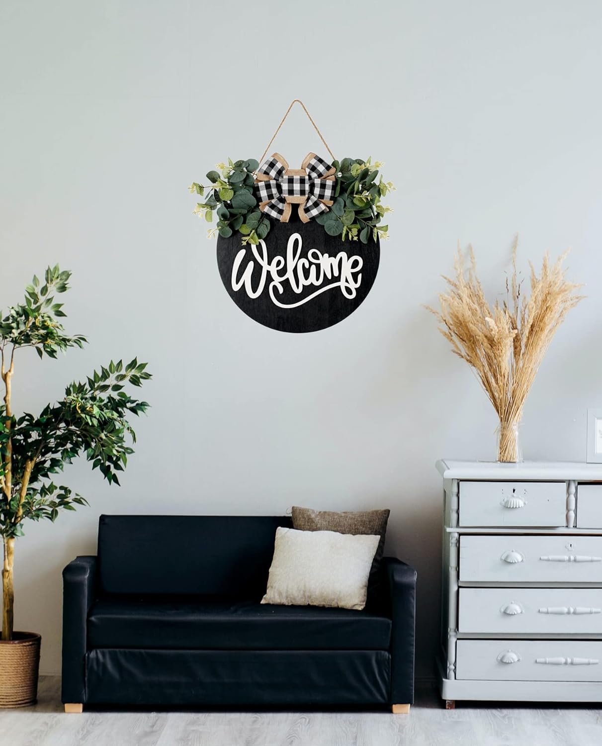 Welcome Sign for Front Door &#x2013; Round Wooden Farmhouse Wreath Porch Decor, 30cm Hanging Wall Sign for Indoor and Outdoor Home Decor (Black)