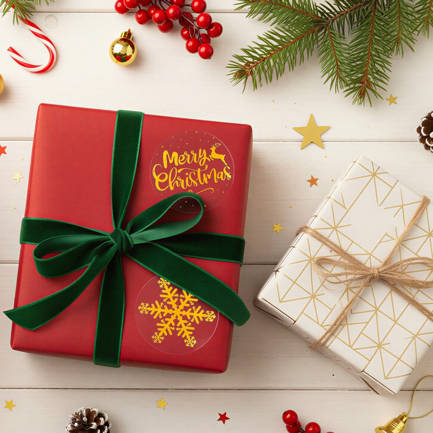 Wrapables 1.5 Inch Gold Foil Christmas Sticker Label Roll, Holiday Stickers for Sealing Cards, Envelopes, Gift Boxes, Festive Party Favors (500pcs), Festive Christmas