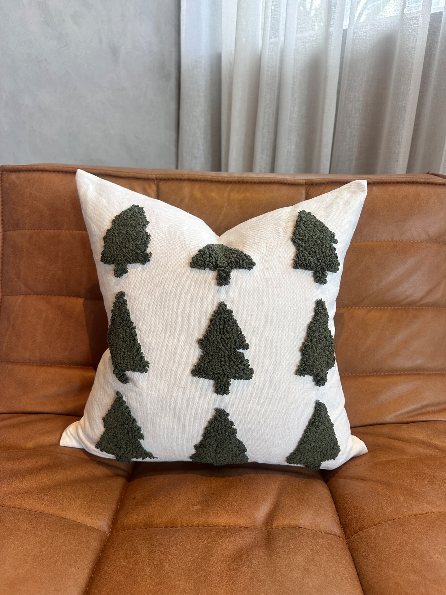 18&#x22; White &#x26; Forest Green Tufted Christmas Tree Pillow Cover