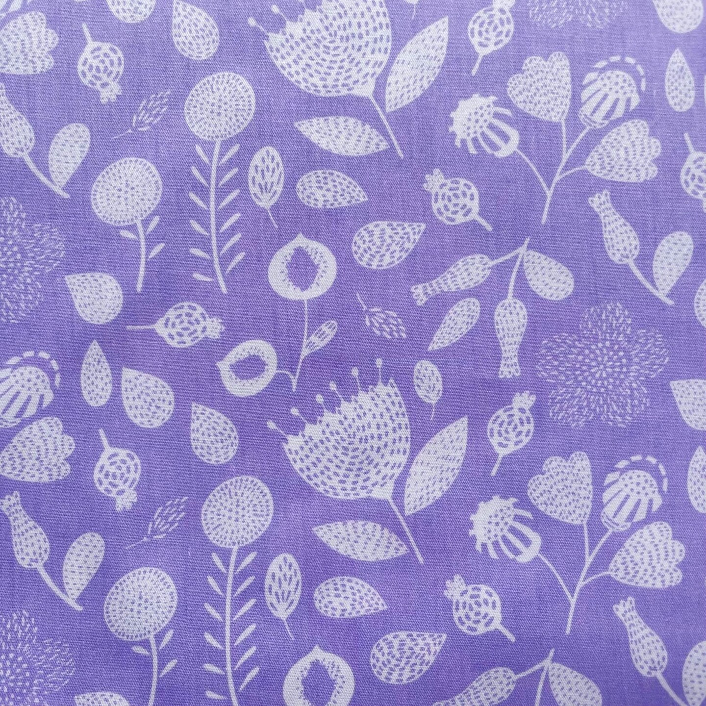 6PCS Light Purple Floral Fat Quarters Fabric Bundle – Lavender Bees & Daisy Cotton Quilting Fabric for Sewing, Patchwork & DIY Craft Projects (18" × 22")