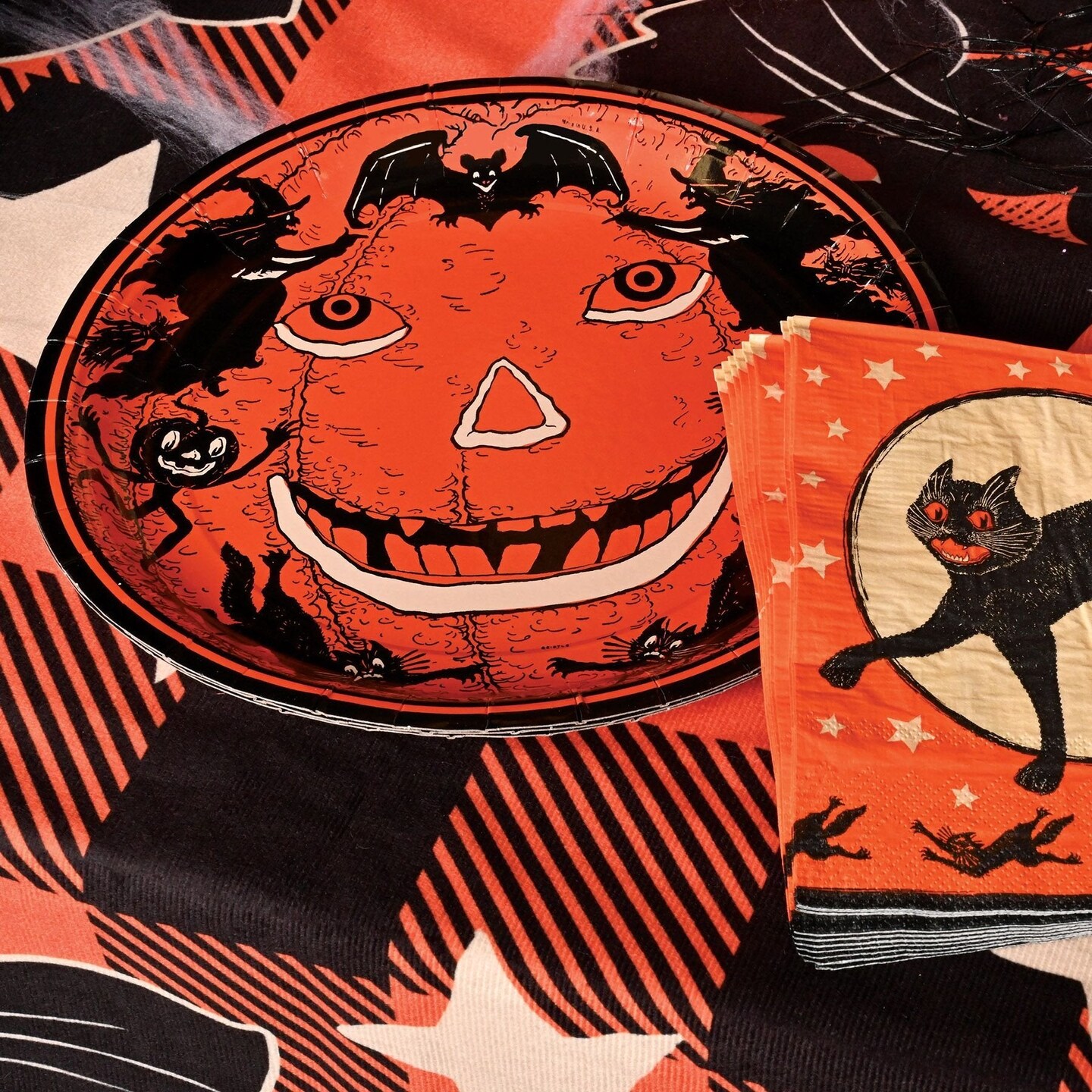 Vintage Halloween 9&#x22; Paper Plates - 8ct