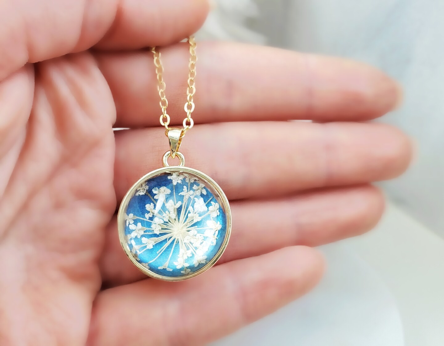 ネックレス・ペンダント Blue Enamel Flower Necklace Gucci Blue Enamel Flower Necklace - Runway Catalog