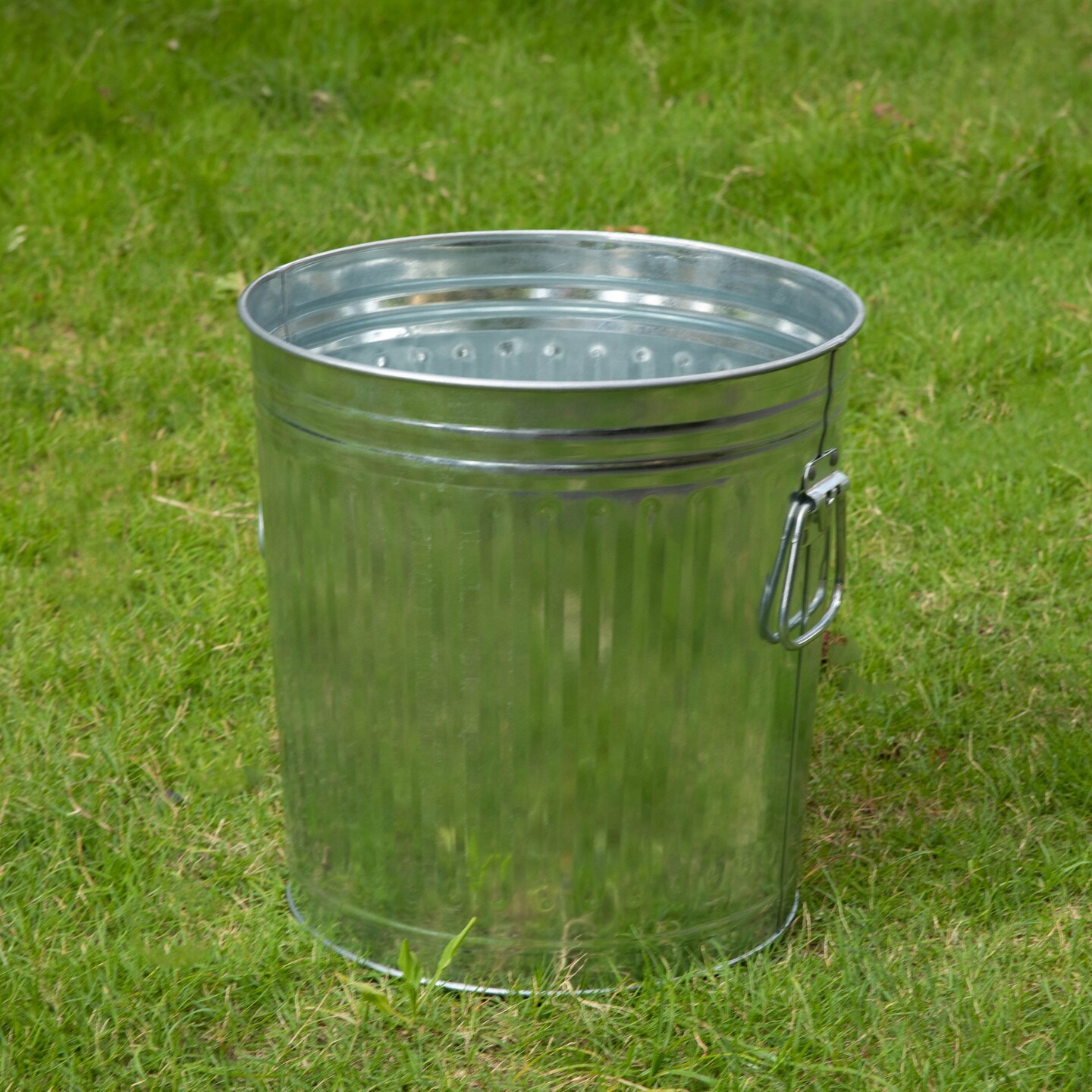 Gardenised Round Galvanized Steel, Trash Can with Lid - Durable Metal Bucket for Backyard, Lawn, Garden and Yard Use - Weather-Resistant Garbage Can for Indoor and Outdoor