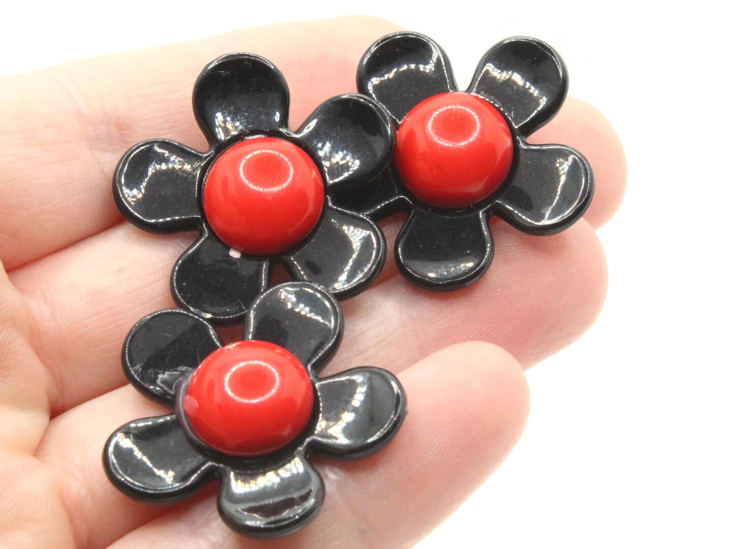 8 27mm Black and Red Daisy Flower Large Plastic Beads