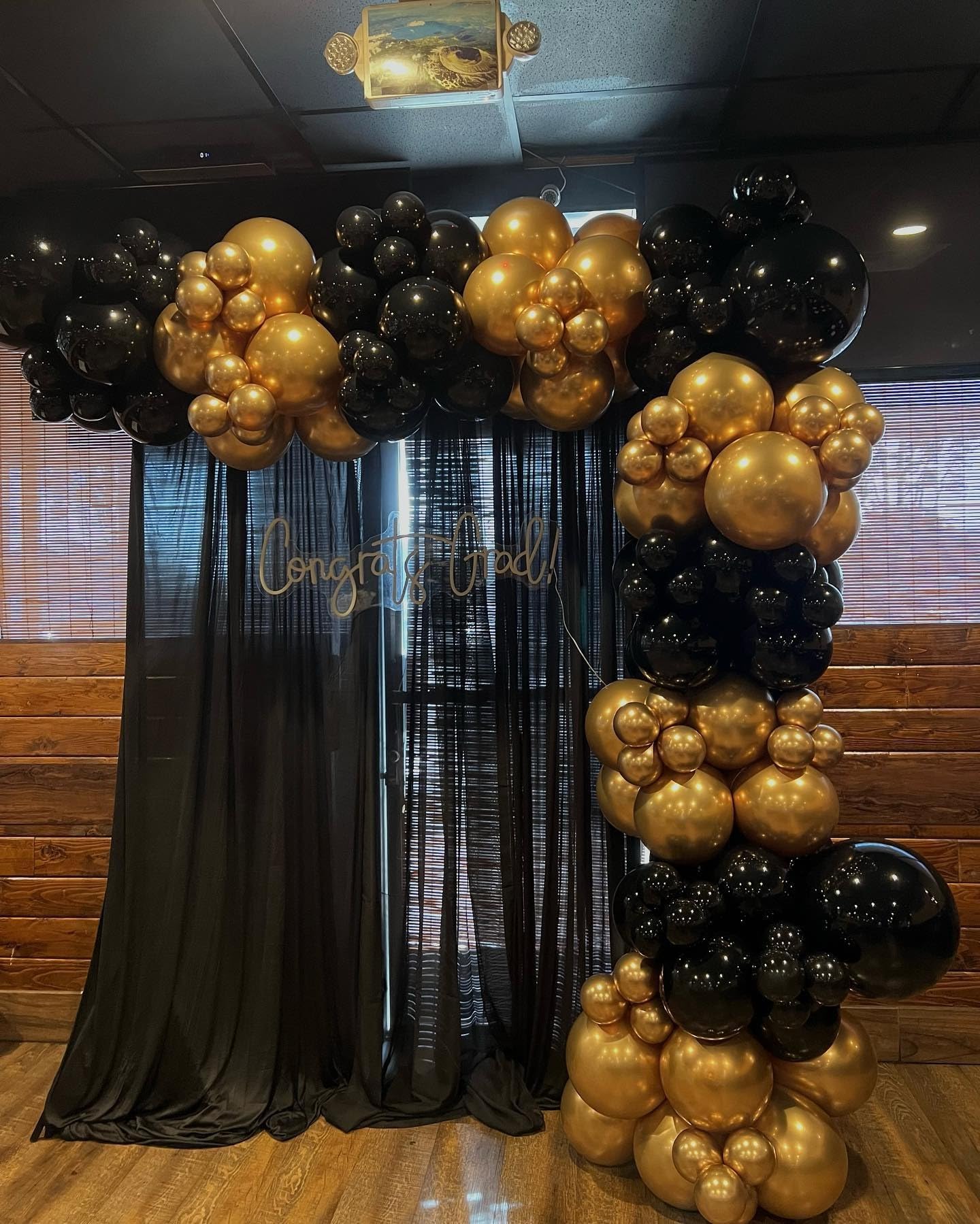 Black Gold Balloons Garland Kit, 100Pcs Black Gold Metallic Chrome and Gold Confetti Balloons Arch with Tape for New Year 2026,Wedding, Birthday,Graduation,Special Events Party Decoration