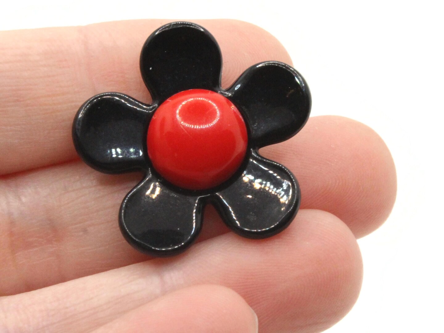 8 27mm Black and Red Daisy Flower Large Plastic Beads