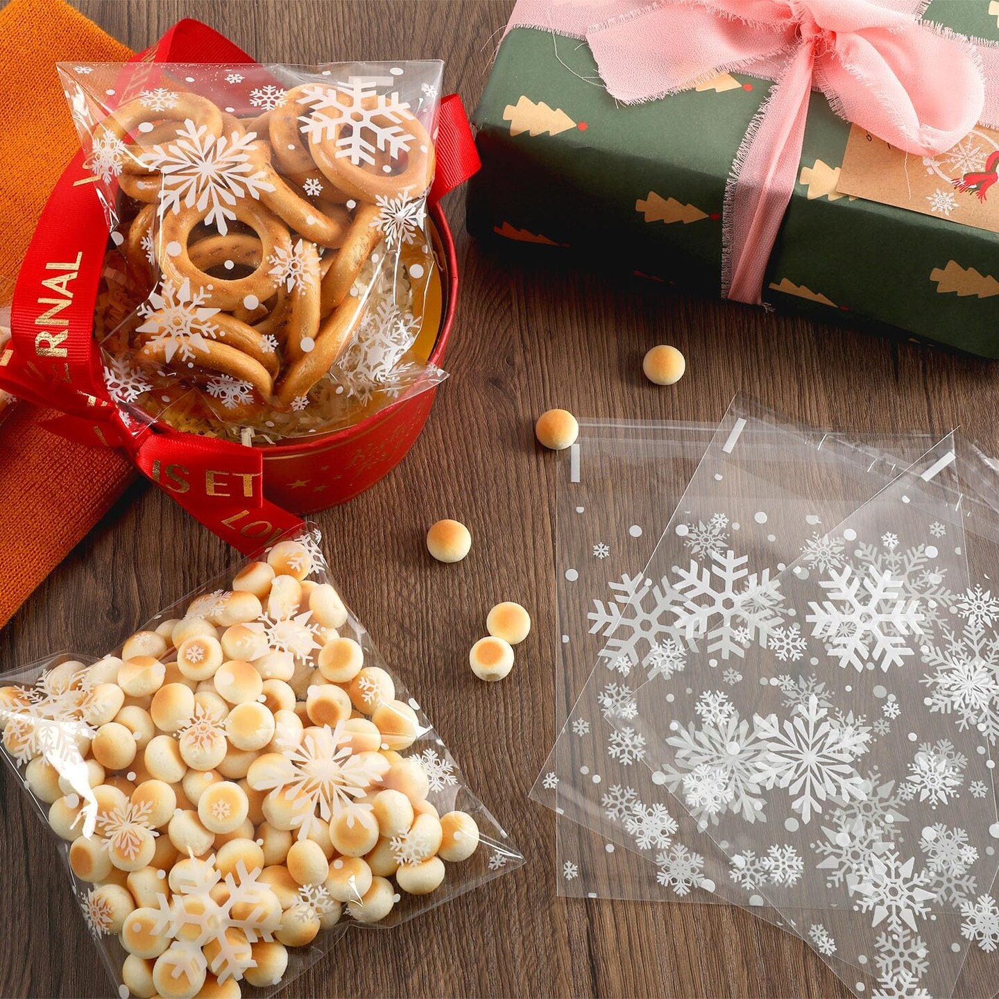 200 PCS Christmas Snowflake Cellophane Cookie Bags – 5.5x5.5 Inch Self-Adhesive Clear Treat Bags for Cookies, Candy, Bakery Goods, Party Favors & Holiday Gift Packaging