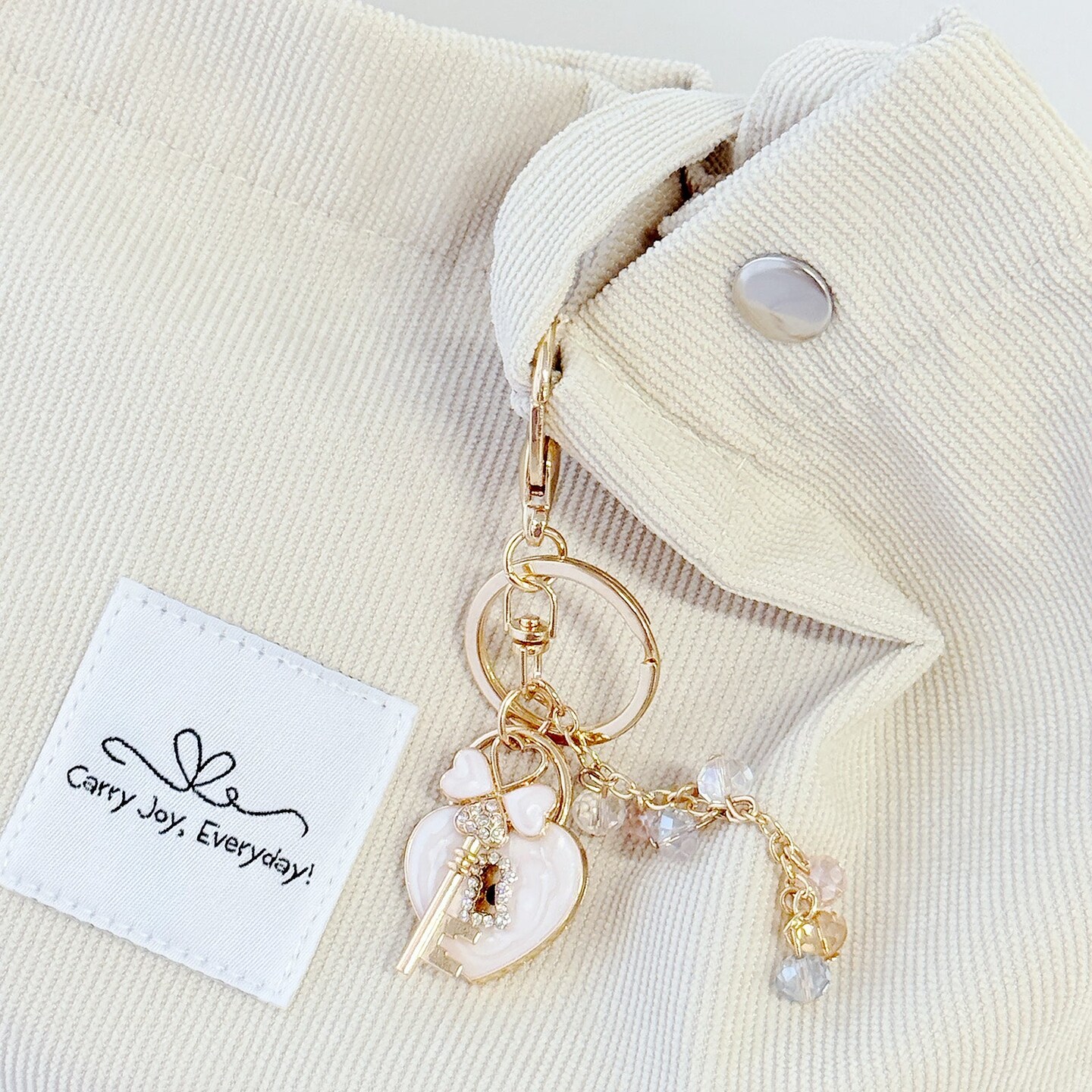 Wrapables Novelty Keychain and Bag Charm for Purse Handbag Backpack, White Heart Lock and Key