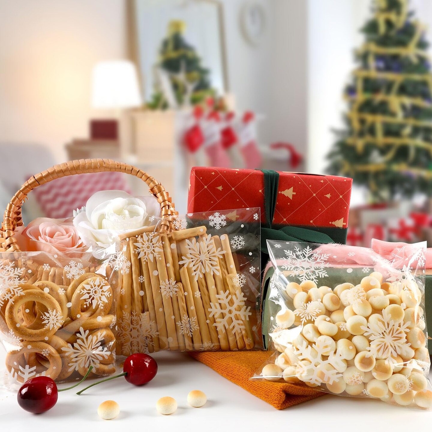 200 PCS Christmas Snowflake Cellophane Cookie Bags – 5.5x5.5 Inch Self-Adhesive Clear Treat Bags for Cookies, Candy, Bakery Goods, Party Favors & Holiday Gift Packaging