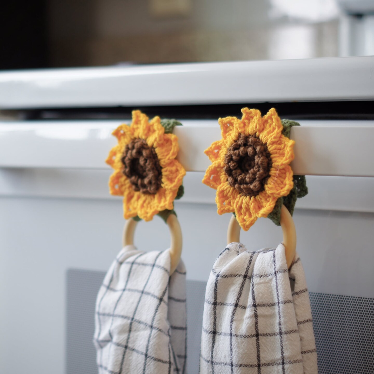 Crochet Sunflower Towel Holder, Farmhouse Kitchen Wood Ring Snap